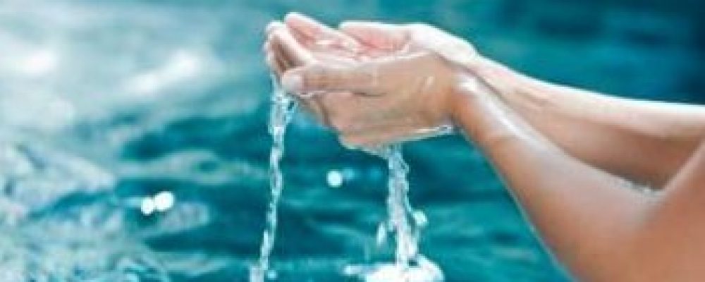 Como economizar água com uma piscina em casa?