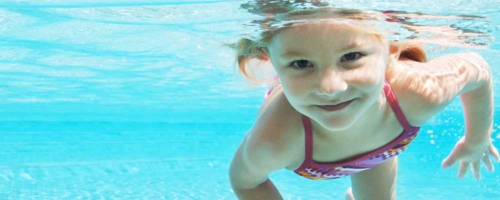 Piscina: local de educação e integração – ensinando as crianças a nadar