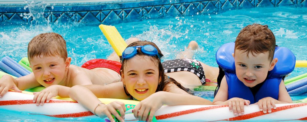 Criança na piscina: diversão e perigo à vista!