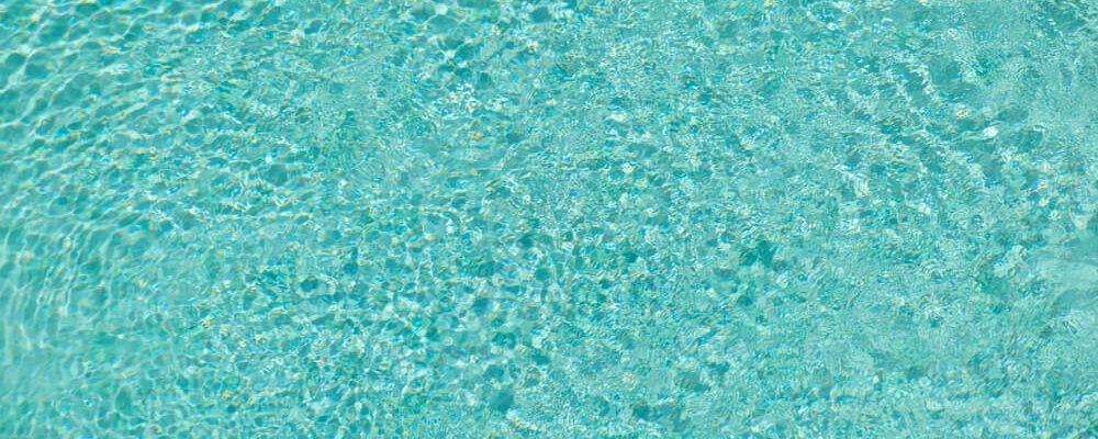 Saiba como usar a barrilha para balancear o pH da piscina