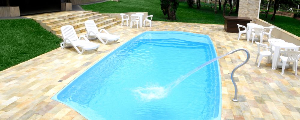 Limpando o piso ao redor da piscina: mantenha a limpeza e a aparência