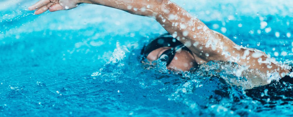 10 benefícios da natação: diversão e saúde na piscina da sua casa