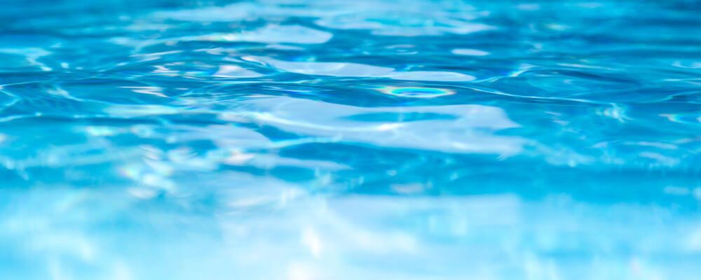 Por que a água da piscina ficou turva? Resolva o problema