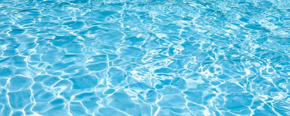 Manchas na piscina de fibra: prevenção, causa e solução