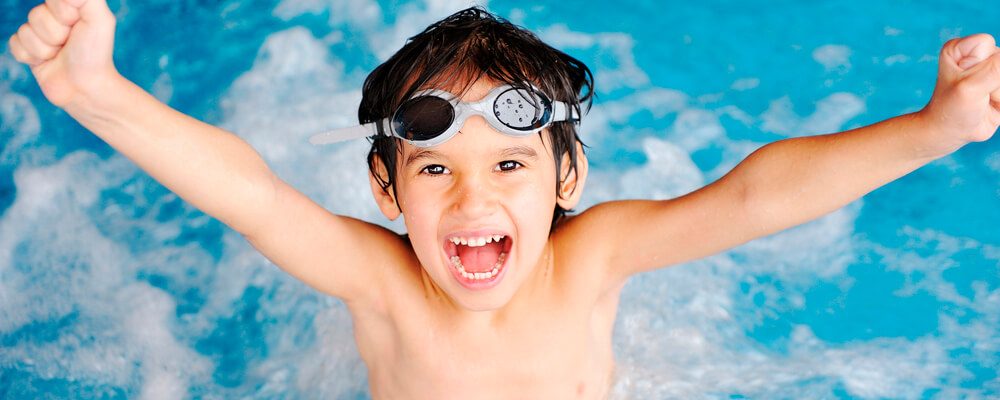 5 motivos para ensinar seu filho a nadar
