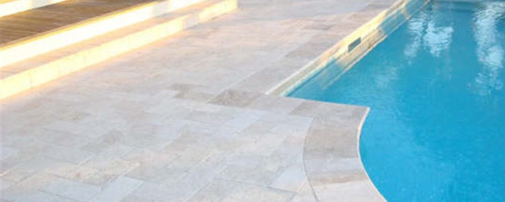 5 pedras naturais para colocar no entorno da sua piscina