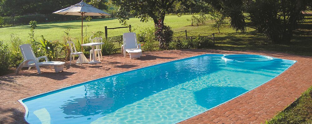 Qual tipo de piscina precisa de menos manutenção?
