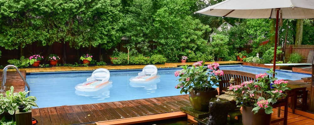 Como a decoração da área externa influencia a água da piscina