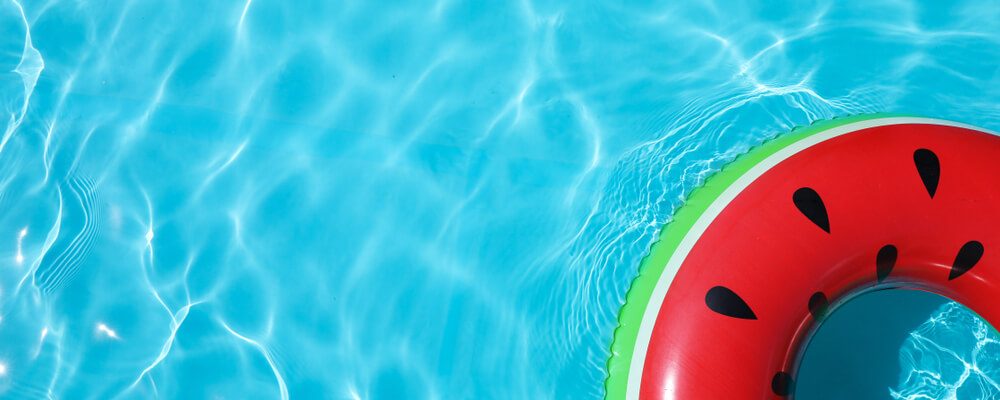 Cloro e piscina: saiba como evitar o cheiro forte
