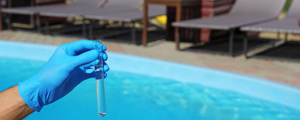 Por que você precisa testar o pH da água da sua piscina?