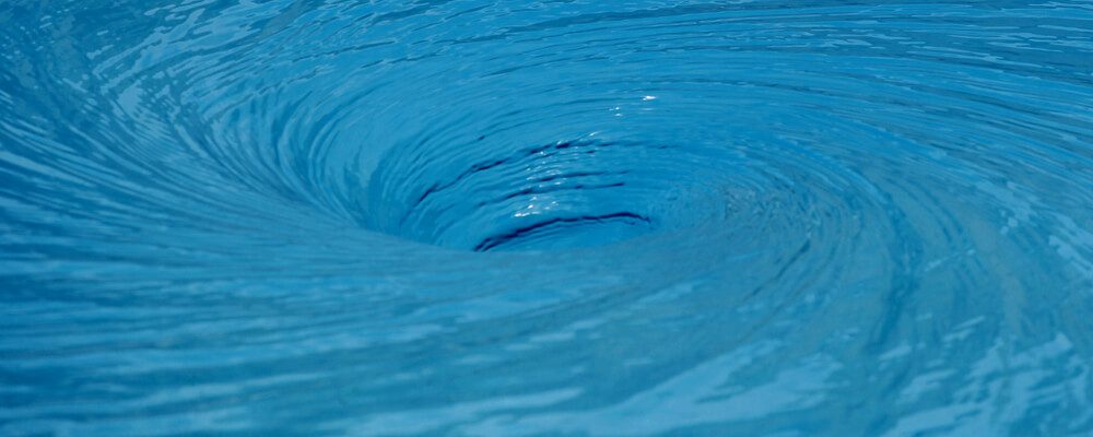 Esvaziar a piscina é realmente necessário? Saiba os riscos e quando fazer