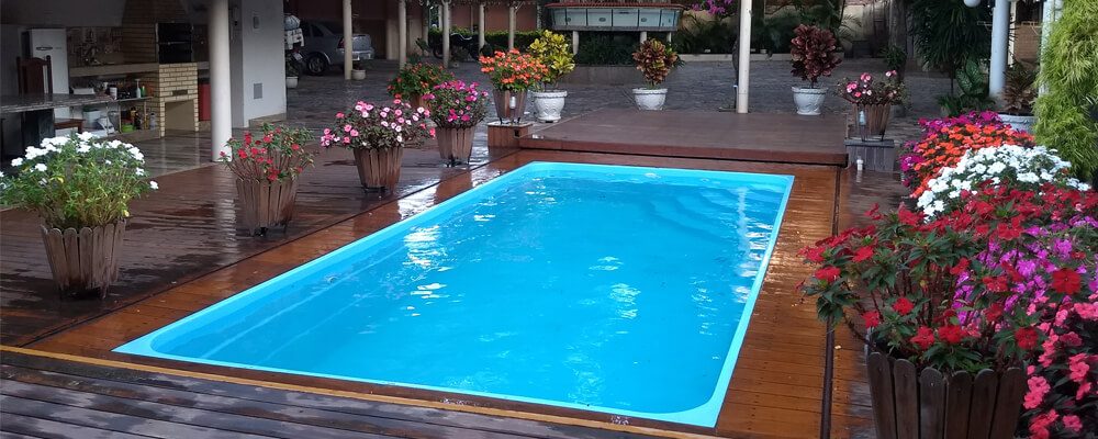 Qual a escolha perfeita? Piscinas de fibra retangulares ou em forma livre?