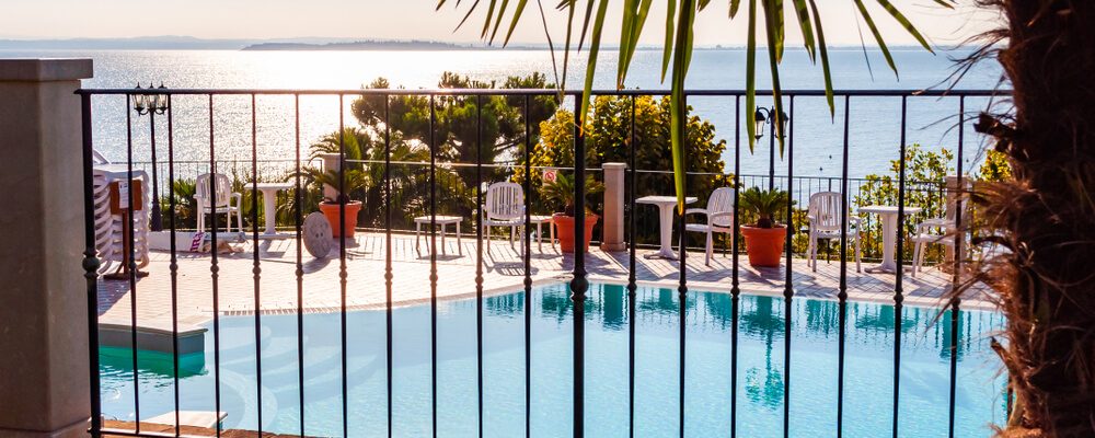 Cerca para piscinas: mantendo a segurança sem perder o estilo
