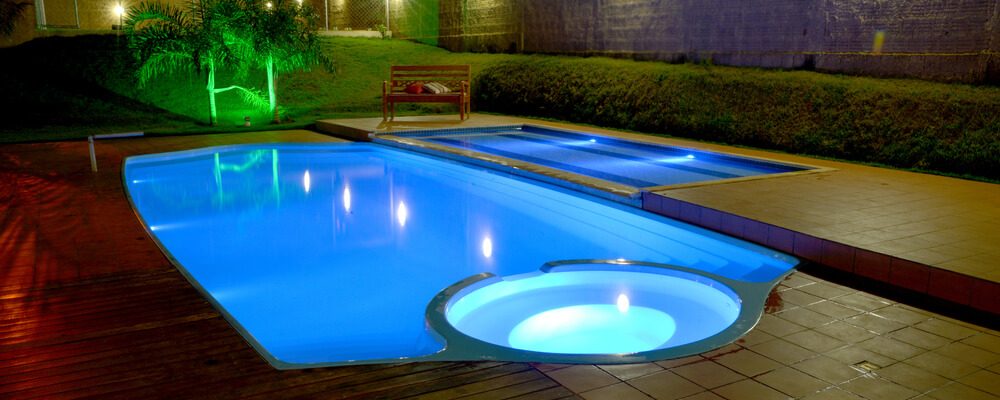 Melhores opções para compor a iluminação da sua área externa com piscina