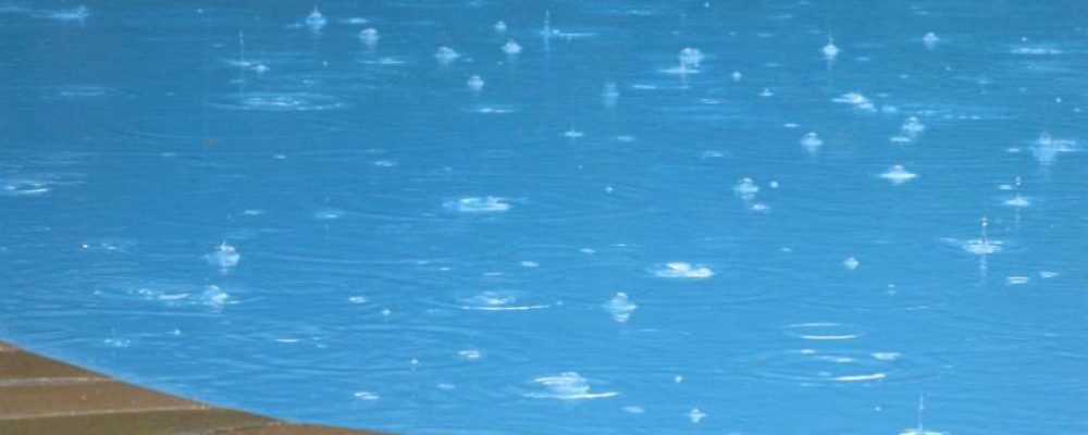 Resultado de imagem para chuva piscina