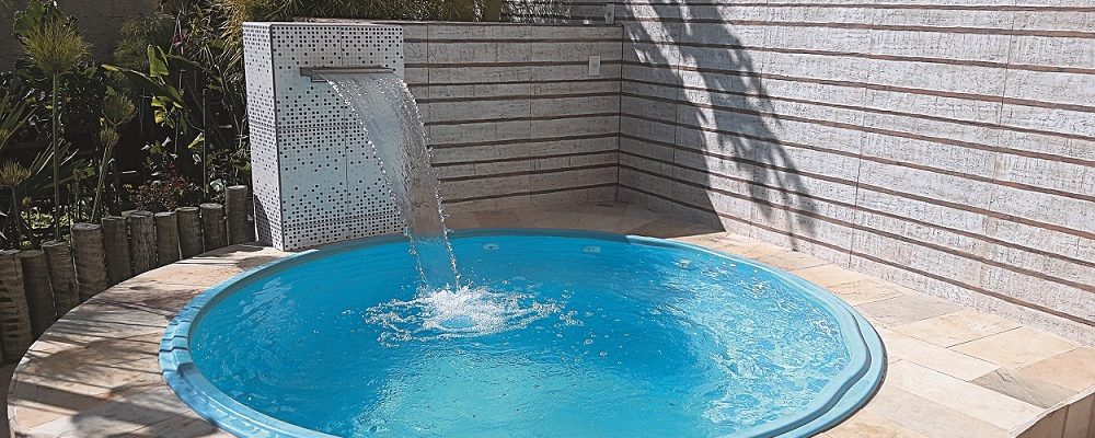Tenho um quintal pequeno, qual piscina de fibra posso instalar?