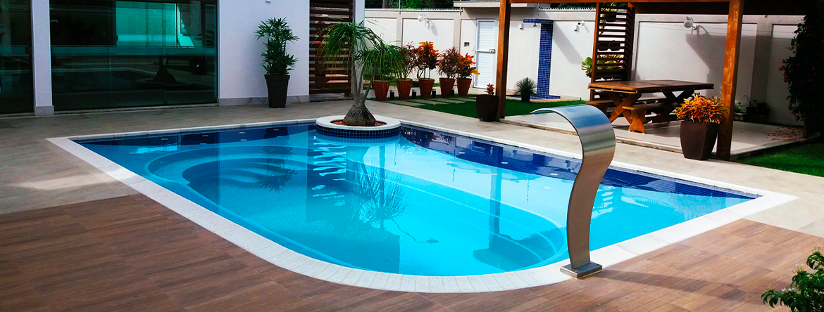 Modelos de piscina de fibra para você se inspirar durante a reforma do