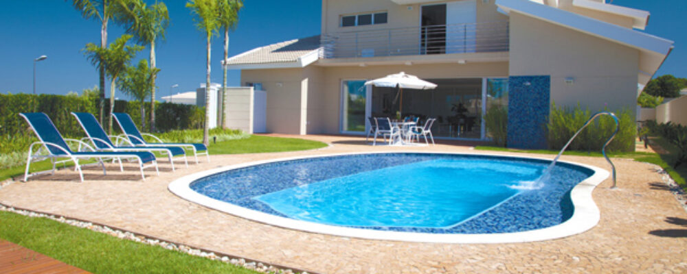 Já ouviu falar em piscina de fibra “afogada”?